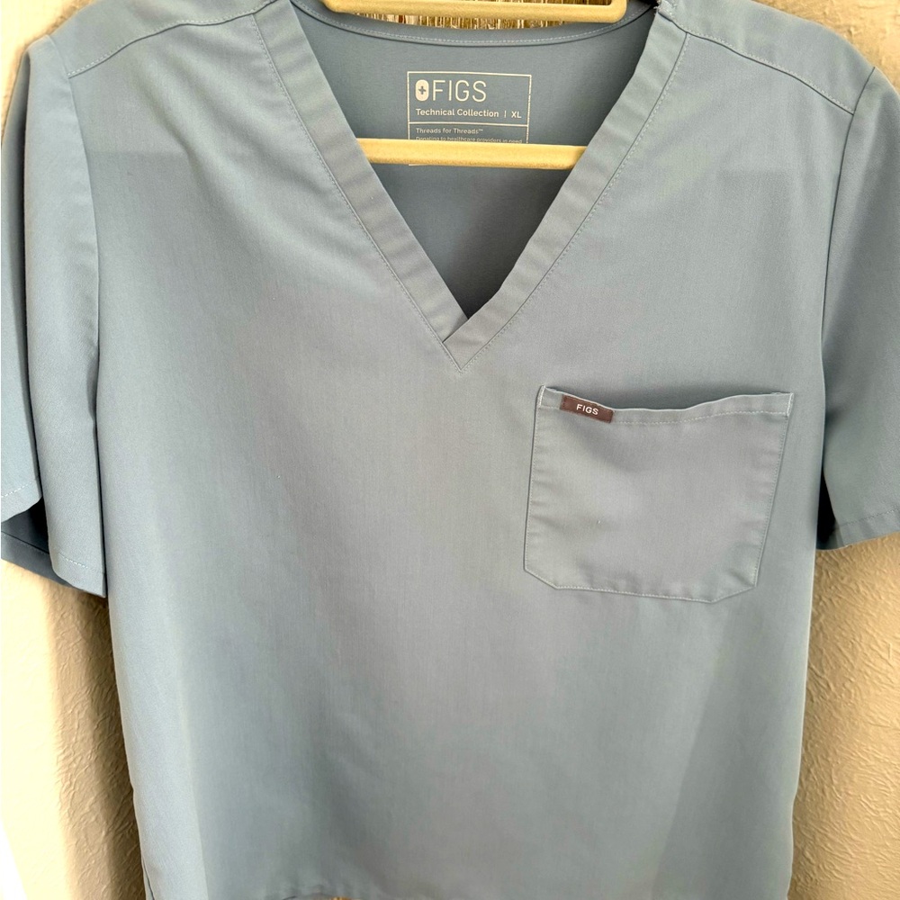 Figs one pocket XL top and L petite jogger style bottom. Powder blue.